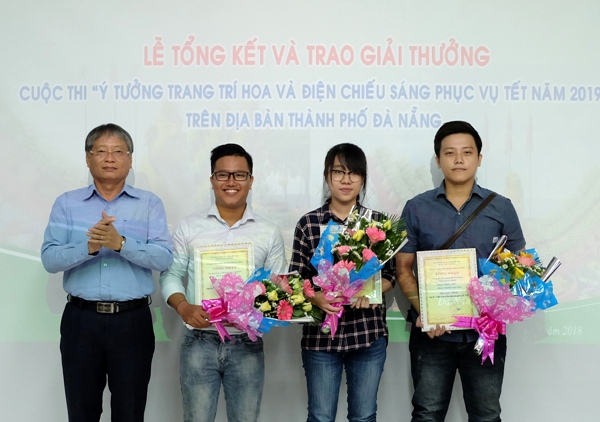 Vice Chairman Tuan (first left) and the first prize winners (Photo: danang.gov.vn)