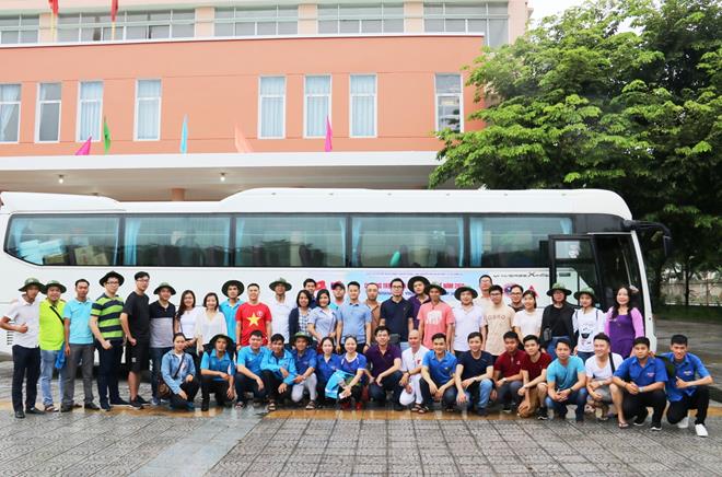 The Da Nang YU members joining in the volunteer trip to Laos