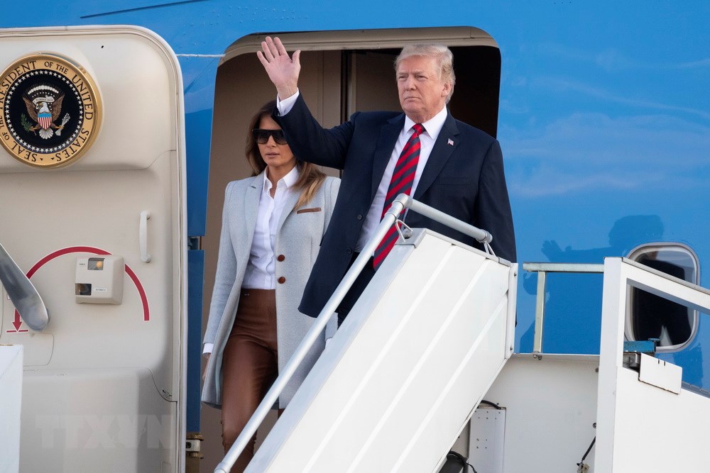 Tổng thống Mỹ Donald Trump (phải) và phu nhân Melania Trump tới Helsinki, Phần Lan, ngày 15-7. (Nguồn: THX/ TTXVN)