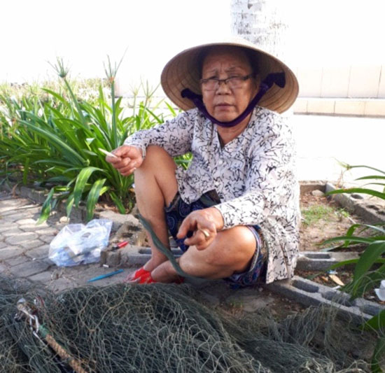 A female citizen in Thanh Khe District’s Xuan Ha Ward was given 20 million VND in aid to buy fishing nets as a means of her livelihood