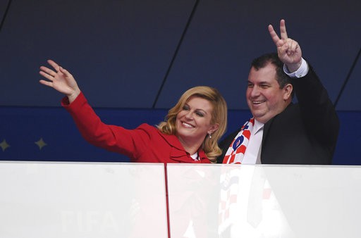 Tổng thống Croatia - bà Kolinda Grabar-Kitarovic đến theo dõi trận đấu chung kết World Cup cùng chồng.