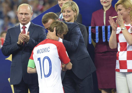 Thủ quân Modric đã bật khóc khi được trao Quả bóng vàng World Cup. Thành công cá nhân không giúp anh quên đi đau đớn về thất bại của đội tuyển quốc gia ở trận chung kết World Cup