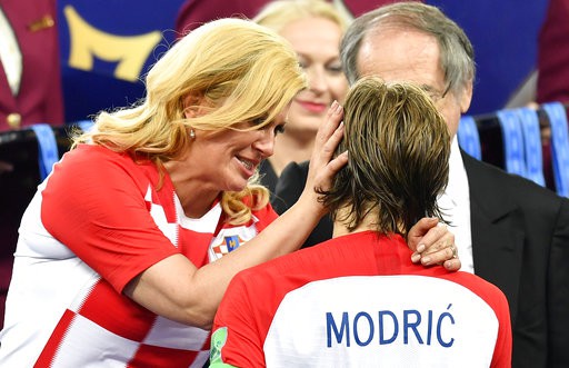 Bà Grabar-Kitarovic đã không ngần ngại lau nước mắt cho Modric...