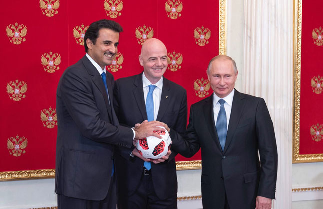 Hoàng thân Tamim bin Hamad Al Thani (trái) cùng Chủ tịch FIFA Gianni Infantino (giữa) và Tổng thống Nga Putin trong cuộc gặp gỡ tại điện Kremlin. Ảnh: thepeninsulaqatar