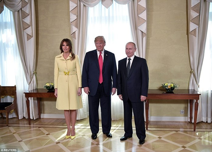 Từ trái qua: Đệ nhất Phu nhân Mỹ Melania Trump, Tổng thống Mỹ Donald Trump, Tổng thống Nga Vladimir Putin. Ảnh: Reuters.