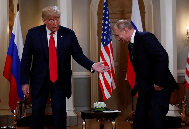 Ông Trump mời ông Putin ngồi. Ảnh: Reuters.