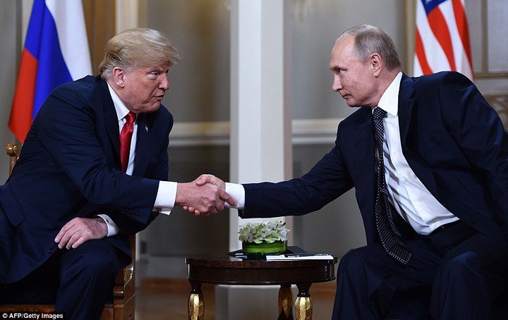 Tổng thống Mỹ Donald Trump và Tổng thống Nga Vladimir Putin bắt tay trước khi bước vào cuộc họp kín. Ảnh: AFP/Getty.