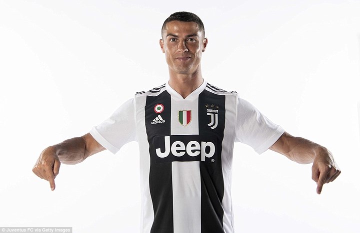   Cristiano Ronaldo lần đầu tiên khoác lên mình chiếc áo sọc đen trắng.