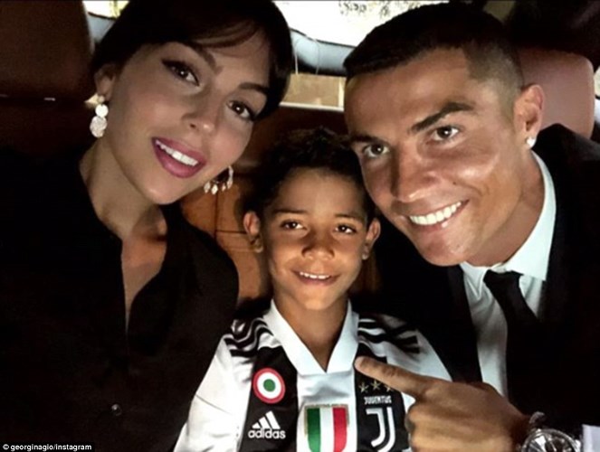 Cristiano Ronaldo chụp ảnh cùng bạn gái Georgina Rodriguez và cậu con trai Cristiano Ronaldo Jr trong ngày ra mắt Juventus.