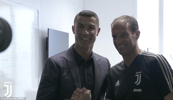 Cristiano Ronaldo tới chào hỏi HLV Max Allegri.