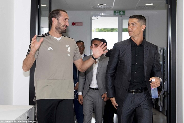 Thủ quân Juventus, Giorgio Chiellini chào đón Cristiano Ronaldo.