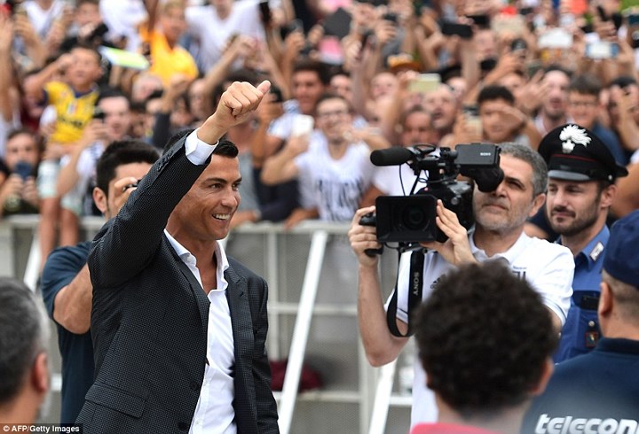   Theo ước tính của giới truyền thông, có khoảng 10.000 người hâm mộ chào đón Cristiano Ronaldo bên ngoài trụ sở của Juventus.