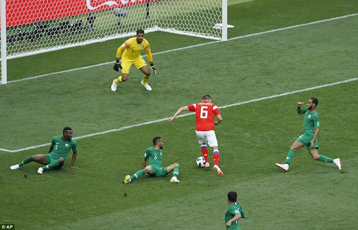 Khoảng khắc Denis Cheryshev loại bỏ 3 hậu vệ tuyển Saudi Arabia ghi bàn nâng tỉ số lên thành 2-0 trong trận đấu mở màn World Cup 2018 giữa Nga và Saudi Arabia.