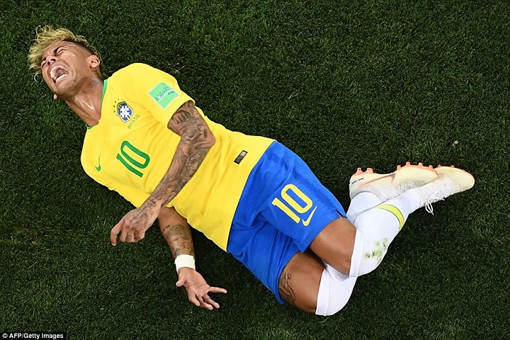   Hình ảnh Neymar nằm lăn lộn ngoài đường biên sau tình huống va chạm với cầu thủ Valon Behrami của Thụy Sĩ. 