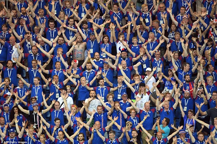 Cổ động viên đội tuyển Iceland tạo nên màn ăn mừng theo phong cách chiến binh Viking ở trận đấu giữa Iceland và Croatia.