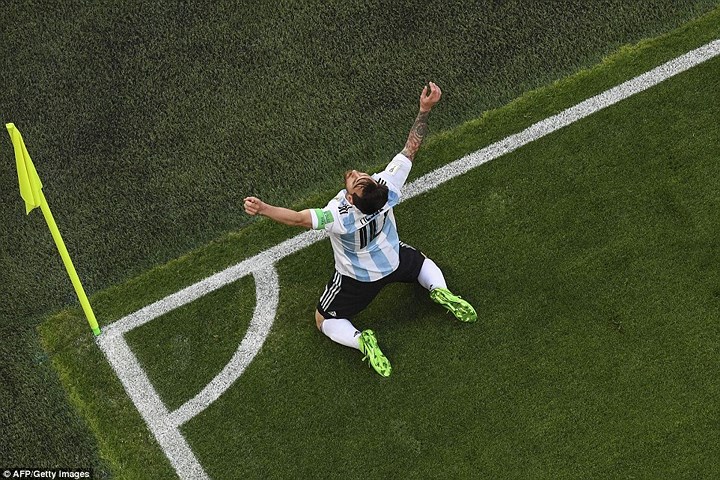 Khoảnh khắc siêu sao của Argentina quỳ gối ăn mừng bàn thắng vào lưới ĐT Nigeria giúp Argentina giành vé vào vòng 1/8.