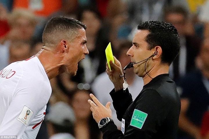 Ronaldo nhận thẻ vàng trong trận đấu với Uruguay thuộc vòng 1/8 sau khi phản ứng thái quá với trọng tài chính Cesar Arturo.