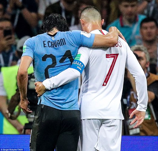 Bồ Đào Nha thua trận nhưng cá nhân Ronaldo để lại hình ảnh đẹp khi anh dìu tiền đạo Cavani của Uruguay rời sân sau tình huống chấn thương của cầu thủ này.