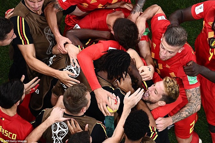 Các cầu thủ Bỉ ăn mừng bàn thắng gỡ hòa 2-2 trong trận đấu với Nhật Bản ở vòng 1/8.