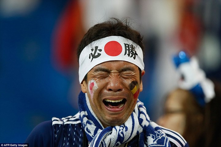 Cổ động viên Nhật Bản khóc khi đội nhà dừng bước đáng tiếc ở World Cup 2018.