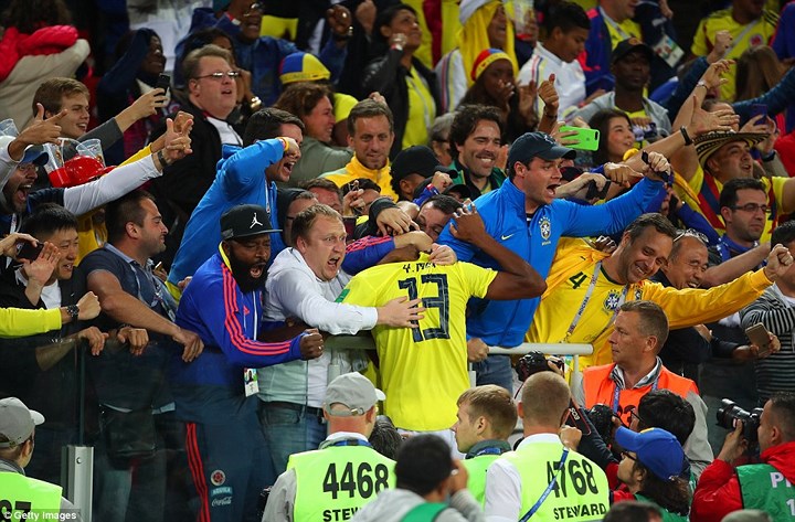 Hậu vệ Yerry Mina (Colombia) trong vòng tay người hâm một trên khán đài sau khi ghi bàn gỡ hòa 1-1 trong trận đấu giữa Anh và Colombia ở vòng 1/8.