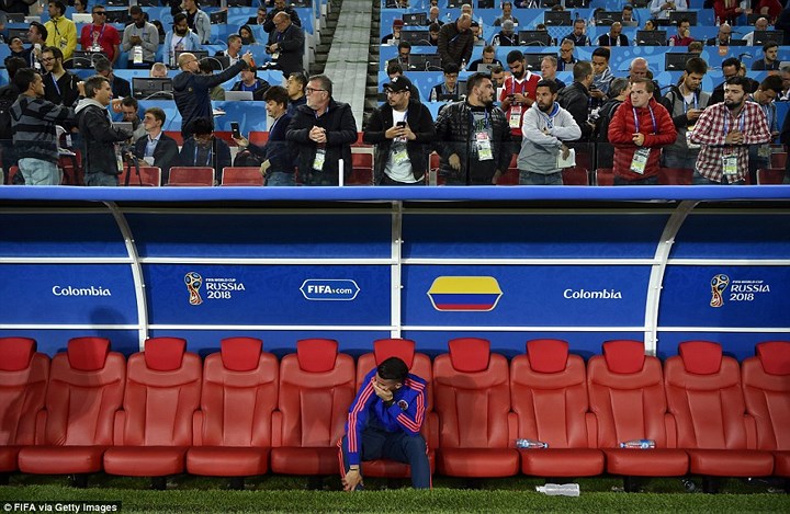 Cầu thủ James Rodriguez (Colombia) lặng lẽ ngồi một mình trong cabin cảm nhận nỗi buồn thua trận sau khi Colombia bị ĐT Anh đánh bại.