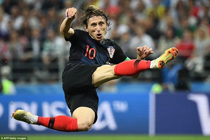 Hình ảnh Luka Modric trong một tình huống dứt điểm ở trận bán kết giữa Croatia và Anh.