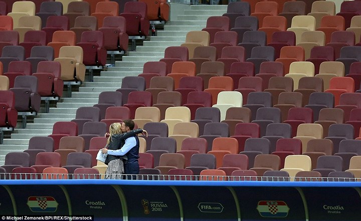   HLV Gareth Southgate được vợ an ủi trên khán đài sau khi tuyển Anh thua Croatia ở bán kết World Cup 2018.