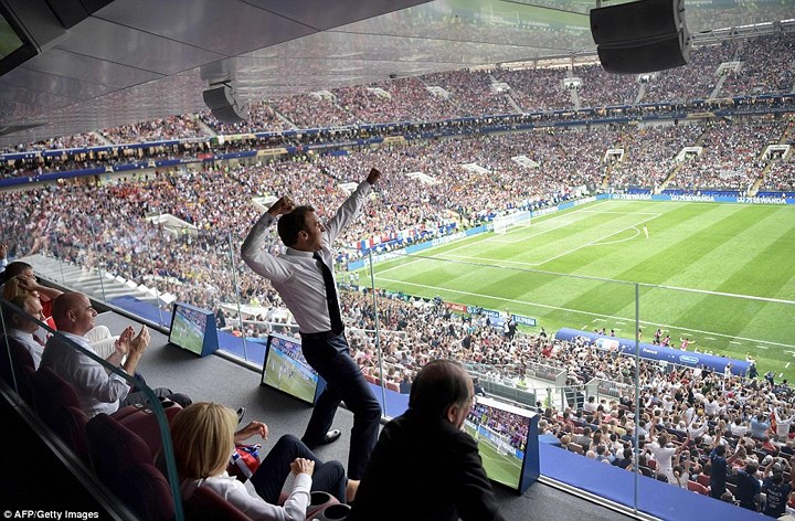   Tổng thống Pháp Emmanuel Macron (đứng) ăn mừng đầy phấn khích sau khi đội nhà lên ngôi vô địch World Cup 2018.