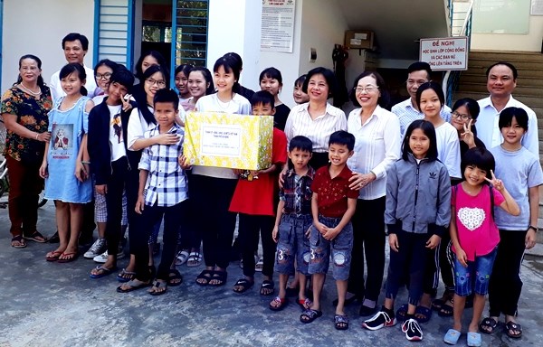 FF Da Nang presents gifts to orphans and disadvantaged children on the occasion of International Children Day (Source: mattran.danang.gov.vn)