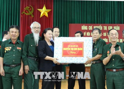 Chủ tịch Quốc hội Nguyễn Thị Kim Ngân thăm, tặng quà các thương bệnh binh tại Trung tâm Điều dưỡng thương binh Duy Tiên và Trung tâm Điều dưỡng thương binh Kim Bảng. Ảnh: TTXVN 