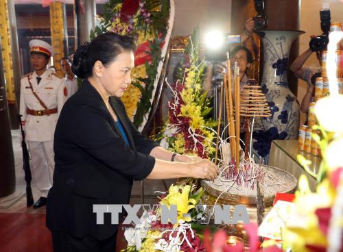 Chủ tịch Quốc hội Nguyễn Thị Kim Ngân dâng hương tại Đền thờ các anh hùng liệt sĩ tỉnh Hà Nam. Ảnh: TTXVN