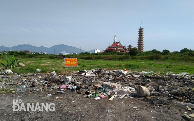 Mặc dù có biển cấm nhưng tình trạng xả rác thải vẫn diễn ra thường xuyên trên đường Nguyễn Tường Phổ. Ảnh: MINH SƠN