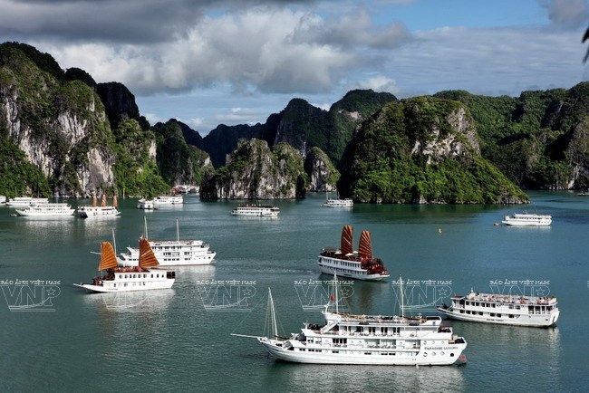 The US newspaper Newsweek lists Ha Long Bay of Vietnam among the Top 100 most beautiful UNESCO World Heritage Sites. (Photo: VNA)