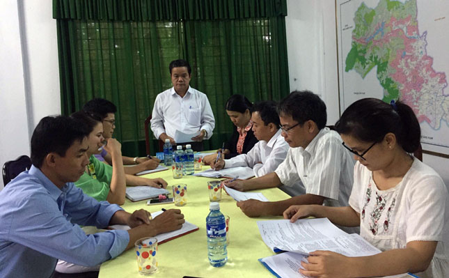 Phó Chủ nhiệm Ủy ban Kiểm tra Huyện ủy Hòa Vang Đặng Mẹo (giữa) chủ trì buổi kiểm tra theo chương trình đề ra tại Đảng ủy xã Hòa Phong.