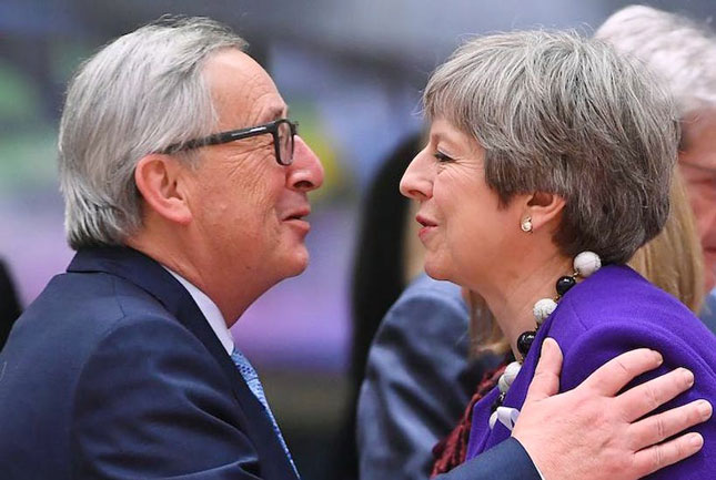 Thủ tướng Anh Theresa May đang thúc đẩy tiến trình đàm phán Brexit với EU.  Trong ảnh: Bà Theresa May (phải) gặp gỡ Chủ tịch Ủy ban châu Âu Jean-Claude Juncker tại một hội nghị thượng đỉnh EU. 					Ảnh: Getty Images