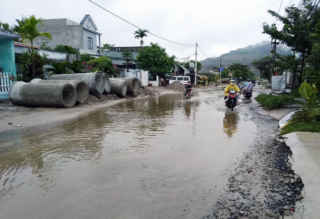 Mưa lớn làm đường Đà Sơn đang thi công dang dở biến thành sông (ảnh chụp chiều 18-7-2018). 