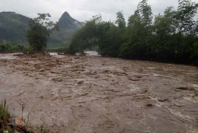 Nhiều sông suối tại Lào Cai nước lũ dâng cao do mưa lớn. (Ảnh: TTXVN phát)