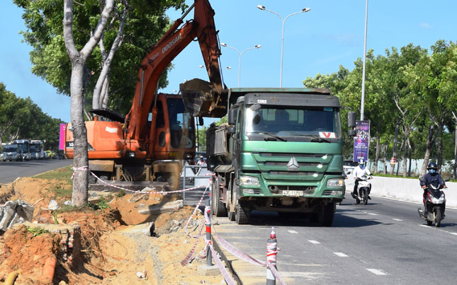 Thi công cải tạo nút giao thông phía tây cầu Tiên Sơn để giảm thiểu tai nạn giao thông.