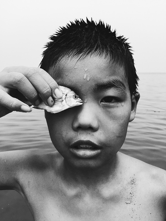 Bức ảnh giúp Huapeng Zhao giành giải nhì được chụp bằng iPhone 6 về một cậu bé đang bắt cá ở biển.