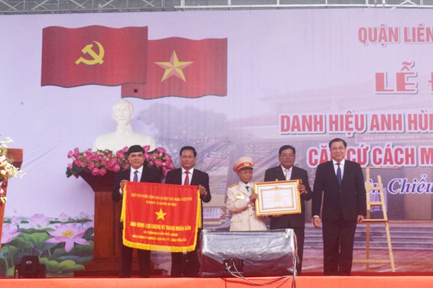 Thừa lệnh Chủ tịch nước, Chủ tịch UBND thành phố Huỳnh Đức Thơ trao tặng danh hiệu Anh hùng LLVT nhân dân cho nhân dân và lực lượng vũ trang Khu căn cứ lõm cách mạng B1 Hồng Phước