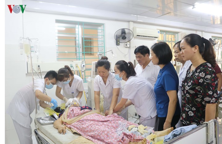 Phó Chủ tịch UBND tỉnh Cao Bằng Nguyễn Bích Ngọc đến bệnh viện thăm hỏi, động viên các nạn nhân.
