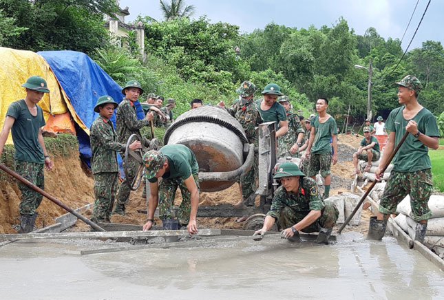 Không khí làm việc khẩn trương, đầy ắp tiếng cười của các chiến sĩ thuộc Trường Quân sự Quân khu 5 trong quá trình giúp nhân dân thôn Hòa Khương Tây (xã Hòa Nhơn) làm đường bê-tông nông thôn.