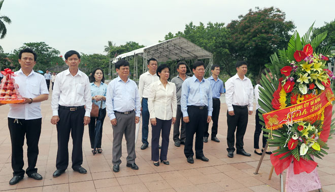  A group of the Da Nang leaders, led by municipal Party Committee Deputy Secretary Vo Cong Tri, offering incense to the fallen combatants at the Quang Tri ancient citadel