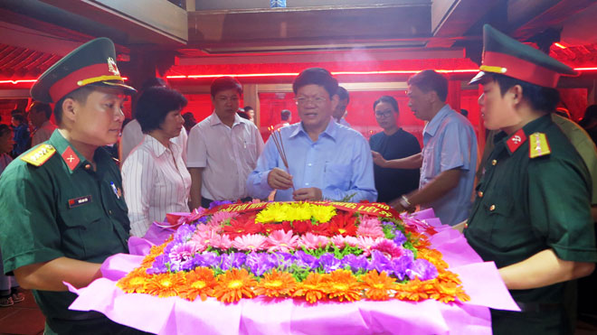  Municipal Party Committee Deputy Secretary Vo Cong Tri and other Da Nang officials joining in a ritual of floating flower garlands on the Thach Han River.