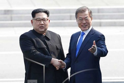 Tổng thống Hàn Quốc Moon Jae-in (phải) và Nhà lãnh đạo Triều Tiên Kim Jong-un. Ảnh: indiatvnews.