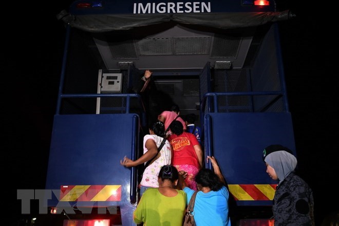 Some of the illegal immigration nabbed during a raid at a construction site in Port Dickson, Malaysia. (Photo: AFP/VNA)