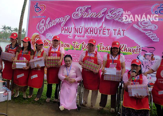 Ms Thu (in ‘ao dai’) presenting awards to the participants at last year’s exchange event with the disabled 