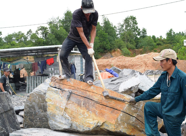 Các hộ sản xuất ở làng nghề đá chẻ Hòa Sơn gặp khó khăn vì bất cập của hệ thống thoát nước thải.