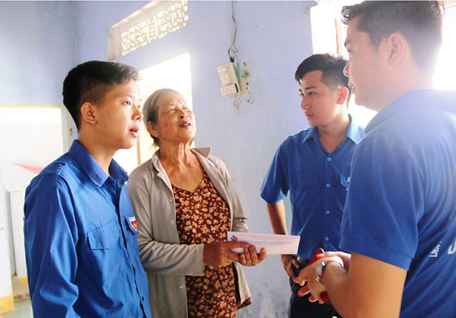 Mẹ của đoàn viên Nguyễn Quang Huy vui mừng khi nhận được số tiền hỗ trợ sửa chữa của Đoàn khối Các cơ quan thành phố.